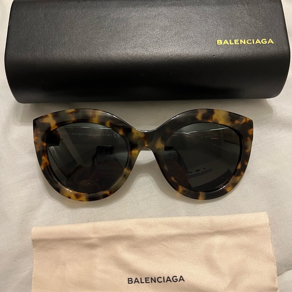 Authentic Balenciaga sunglasses. Tortoiseshell can you show